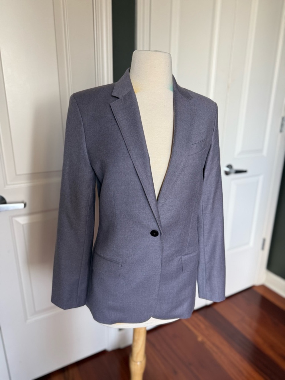 Theory Classic Sleek Virgin Wool
Blazer Size 2